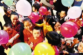 一起来“遛娃”图片