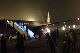 南航一客机货舱报火警 紧急备降 记者第一时间探访这驾航班的机长视频封面