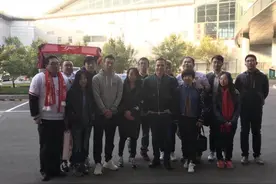 不舍别离！权健球迷高歌《再见》为卡纳瓦罗送行图片