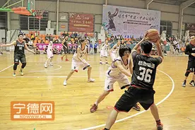 篮球场上男女同场比拼图片