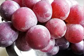果农不外传葡萄清洗小妙招，只需加入它？农药保鲜剂统统去掉！视频封面