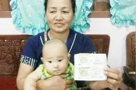 神奇！小孙子紧抓彩票不放，奶奶无奈买下竟中了120万元头奖，惊呆众人视频封面