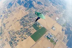 他从高空撑着一把雨伞跳了下来，看完这个视频你就知道有多刺激视频封面