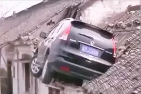 终于知道这辆车是怎么开上房顶的，监控刚好记录下了这一幕！视频封面
