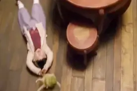 井柏然刚生出小胡巴，两个混世小魔王就大闹房屋顶，惊心！