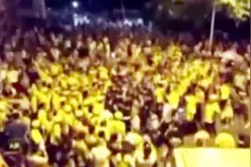 保安不让外卖小哥进小区？上百外卖员竟赶来打群架，场面混乱！视频封面