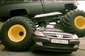 世界上轮胎最大的越野车，直接碾压轿车，轮胎比轿车还高视频封面