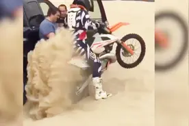 国外摩托失败搞笑集锦，胖子被甩一身沙子，气的脸都绿了视频封面