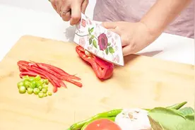 切菜时菜板总滑动？农村大妈教你一招，彻底解决菜板滑动问题