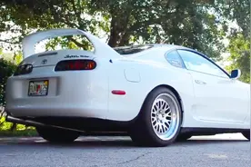 传奇大魔王丰田Supra，直接秒了隔壁车道的法拉利-日系传奇