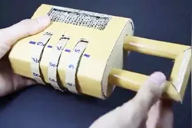 纯手工制作的纸壳密码锁，锁的结构原理都明白，动手能力太牛了！