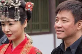 林心如前男友唐季礼登记结婚，这事这么火是这个原因！视频封面