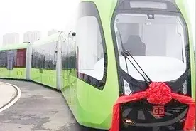 中国的高铁又出名了，“无轨列车”可在马路上行驶，绿色环保视频封面