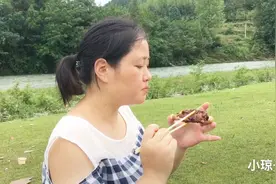 农村孕妈来河边烧烤，烤排骨、烤肉串，还有最爱吃的米豆腐，好辣视频封面