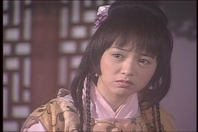 虽然是一张圆圆脸,但季芹这张脸比较显老,98版《神雕侠侣》她扮演的