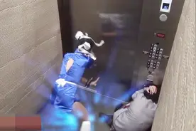 电梯恶搞：模仿街机小霸王大乱斗，把路人吓得蜷缩在角落里视频封面