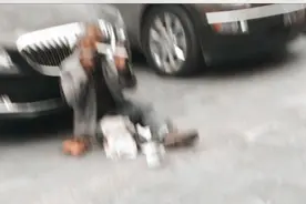 活久见！在昙华林一位乞讨的大爷用奇特的方式演奏引得路人侧目。图片