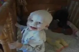 53秒惊现外星人！熊孩子把弟弟搞成这样，笑死了！图片