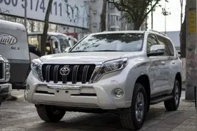 只卖30万的丰田霸道中东7座版，真的值吗？图片