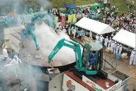 日本人真会玩，挖掘机居然还有这么多用途，笑抽了！图片