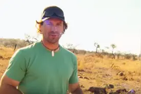 男子把自己装进玻璃箱后放到狮群中，没想到下一秒他就开始后悔了图片