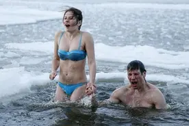 俄罗斯少女在冰水中畅游图片