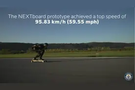 用绳命挑战！他用电动滑板跑出赛车的速度，打破吉尼斯世界纪录！图片