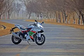 野心勃勃的蓝宝龙300跑车版来了图片