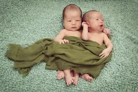 龙凤胎宝宝第9天萌照，小宝贝们连打哈欠都神同步，萌哭了图片