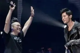 陈奕迅为何说周杰伦不是人？看过两人合唱之后你就明白图片