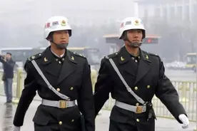 都说部队纠察不好当，看看这个纠察心里在想啥图片