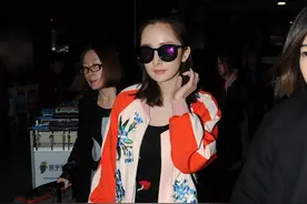 “辣妈”杨幂扎丸子头变身“元气少女”图片