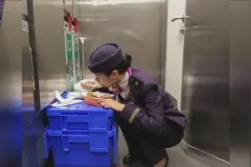 实拍高铁乘务员的一天 吃饭只能蹲在角落！