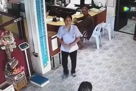 年轻女子正在医院称体重 监控却恰巧记录下让人不耻的画面视频封面