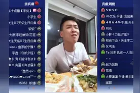 刘一手直播，吃饭也不忘和媳妇秀恩爱，问媳妇爱不爱他，是不是愿意陪他视频封面