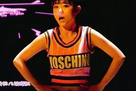 一首孙嘉梵的《八块腹肌》很有趣，好玩