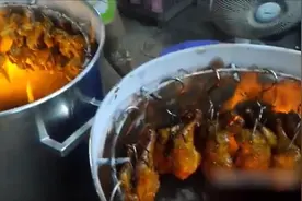 实拍国外奇葩的吊炉烤鸡做法，这酱料真是没谁了