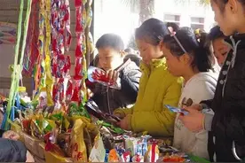校门口“小零食”五花八门 孩子开心父母忧心图片