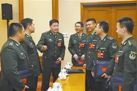 代表委员谈战斗力标准:随时保持"枕戈待旦"图片