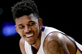 与球迷打赌失败，杨受罚做俯卧撑图片