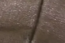 长沙友阿奥特莱斯欧时力男装皮衣才穿几天就掉漆掉皮图片