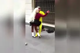 高手在民间 街头牛人和布娃娃表演跳舞逗得路人哈哈大笑视频封面