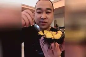 美女天天吃烤串喝啤酒，吃货的世界真幸福！