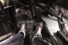 我一直以为拉力赛车手也是左脚踩离合，右脚控制刹车油门视频封面