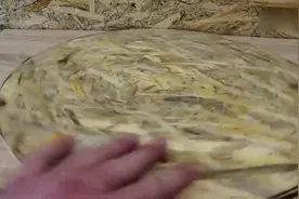 50个打火机放在一堆火柴上烧，几台摄像机多角度拍摄