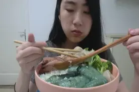 蓝色可乐加紫色的芬达做可乐鸡翅 居然这么有食欲 天吖……
