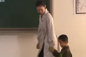 未婚女老师带了个七八岁孩子来上课，更让人惊讶的是，那是她儿子视频封面