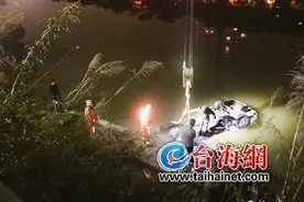 凌晨时分永春一小轿车翻入溪中 车上两人不幸遇难图片