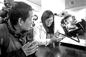 真假钻石“照妖镜”前鉴真伪图片