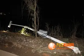 货车超高刮断电缆 民警及时排除险情图片